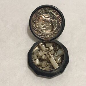 Antique sterling silver Paulus VI Pont. Maximus rosary container + rosary inside